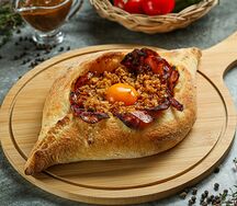 Лодочка с беконом и жареным луком