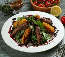 Салат с жареным сулугуни и телятиной