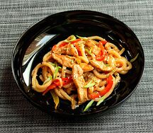 Удон с куриной грудкой терияки