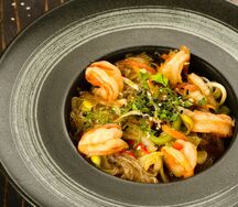 Фунчоза с тигровыми креветками, яйцом и овощами