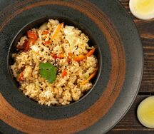 Вок с жареным рисом и овощами