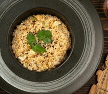 Вок с жареным рисом и яйцом