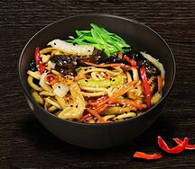 Домашний удон с курицей, овощами и древесными грибами