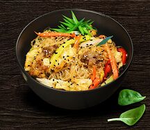 Рисовая лапша со свининой, яйцом и овощами