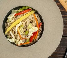 Вок с яичной лапшой и овощами