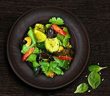 Битые огурцы с орехами кешью