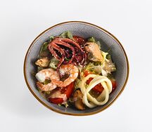 Теплый салат с морепродуктами