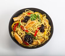 Яичная лапша с курицей и грибами муэр в сингапурском соусе