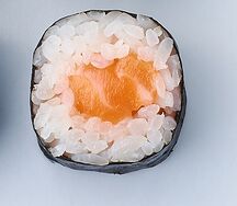 Ролл с лососем