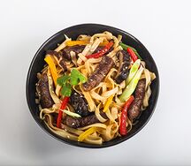 Удон с телятиной, белым луком и шиитаке