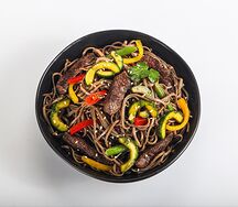 Соба с телятиной и битыми огурцами в сычуаньском соусе