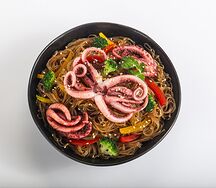 Фунчоза с щупальцами кальмара и брокколи в соусе терияки