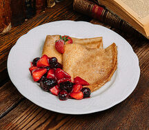 Блинчики со сливочной начинкой и горячими ягодами