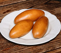 Пирожок с солёными огурцами