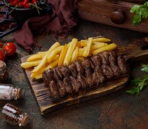 Шашлык из куриных сердечек с картофелем фри