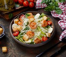 Цезарь с тигровыми креветками