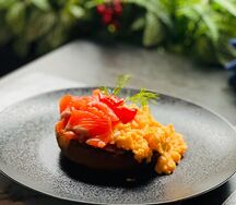 Скрембл с лососем на булочке бриошь