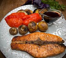 Стейк из семги с овощами