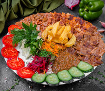 Шаурма с курицей, телятиной и ягненком на тарелке