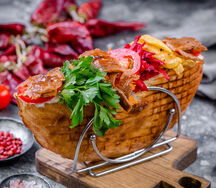 Шаурма с курицей и ягненком в лепешке