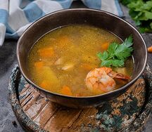 Похлебка с белыми грибами, креветками и ароматной зеленью
