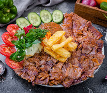 Шаурма из ягненка на тарелке