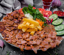 Шаурма с телятиной и ягненком на тарелке