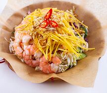 Салат с манго и креветками
