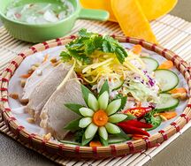 Салат с манго и курицей