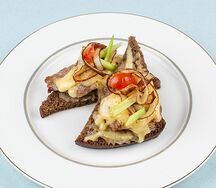 Хлебная закуска со свининой