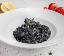 Черное ризотто с морепродуктами