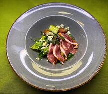 Салат с дыней и копченой утиной грудкой 