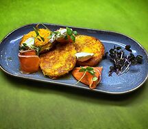 Драники со слабосоленым лососем и творожным сыром