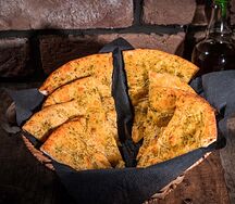 Фокачча с соусом песто