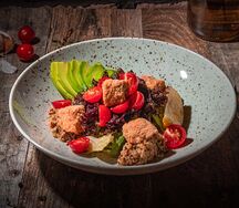 Салат с киноа, авокадо и лососем