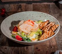 Салат Цезарь с курицей