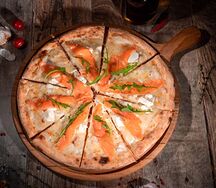 Пицца с лососем и сливочным сыром