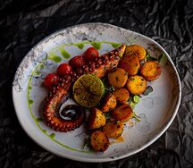 Осьминог с пряным картофелем бейби