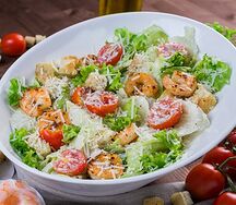 Салат Цезарь с креветками