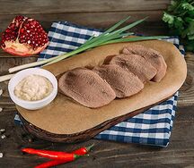 Отварной говяжий язык с хреном