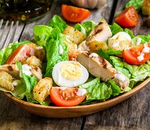 Салат Цезарь с курицей