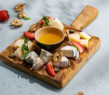 Ассорти из домашних сыров