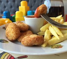 Куриные наггетсы с картошкой фри