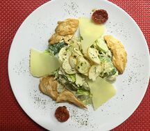 Салат Цезарь с курицей