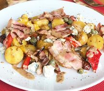 Картофельный салат с голубым сыром и томатами