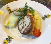 Куриные котлетки с пюре и грибным соусом