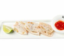 Кальмары на гриле с имбирным соусом