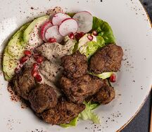 Теплый салат с куриной печенью и ореховым соусом