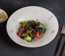 Овощной салат по-грузински с ореховым соусом