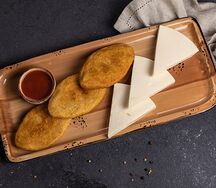 Мчади с сыром сулугуни и соусом сацебели